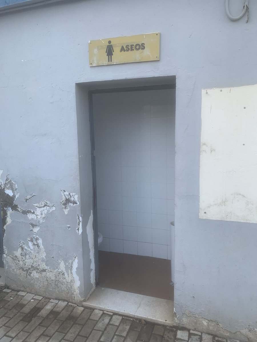 PedroteVazquez's tweet photo. Viernes de competición y seguimos igual @FiliPinoMontano con unas instalaciones lamentables 
Instalaciones digna no pedimos nada mas @minervasalaslop @jlsanzalcalde @IMDSevilla @Ayto_Sevilla https://t.co/w1pl1k2EH4