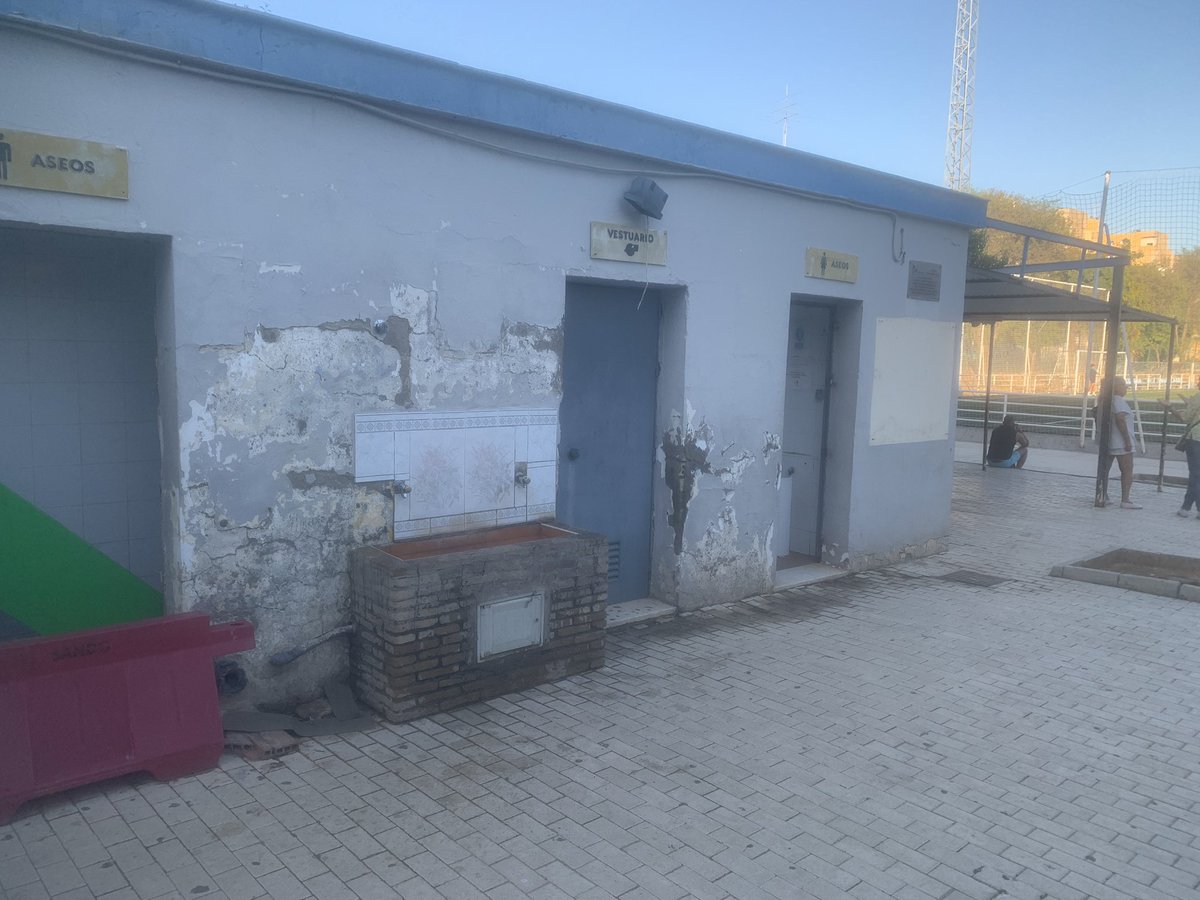 PedroteVazquez's tweet photo. Viernes de competición y seguimos igual @FiliPinoMontano con unas instalaciones lamentables 
Instalaciones digna no pedimos nada mas @minervasalaslop @jlsanzalcalde @IMDSevilla @Ayto_Sevilla https://t.co/w1pl1k2EH4