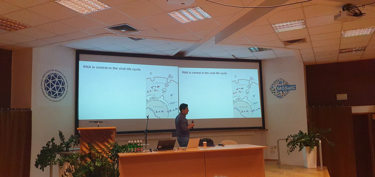 <a href="/Alf_Castello/">Alfredo Castello</a> is rocking the stage at the #PLRNA2023 <a href="/IIMCB_Poland/">IIMCB, Warsaw, Poland</a> 👏