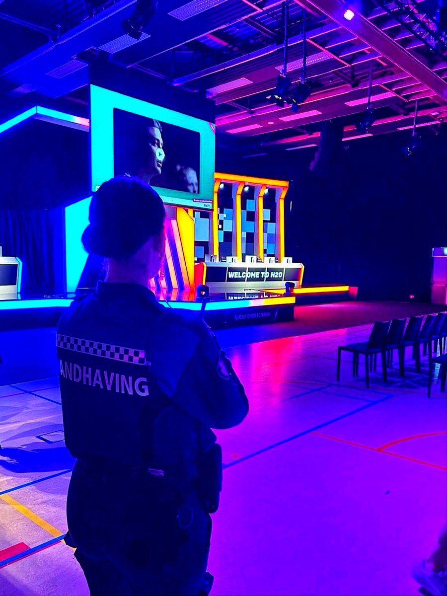 handhaving1441's tweet photo. Vandaag zijn wij, met #politie #purmerend , aanwezig op een jeugdevenement voor eerste klassers in H20. Doel is voorlichting, preventie, verbinding en natuurlijk is er ook ruimte voor sport en gamen😊 https://t.co/Qp3obNgpgd
