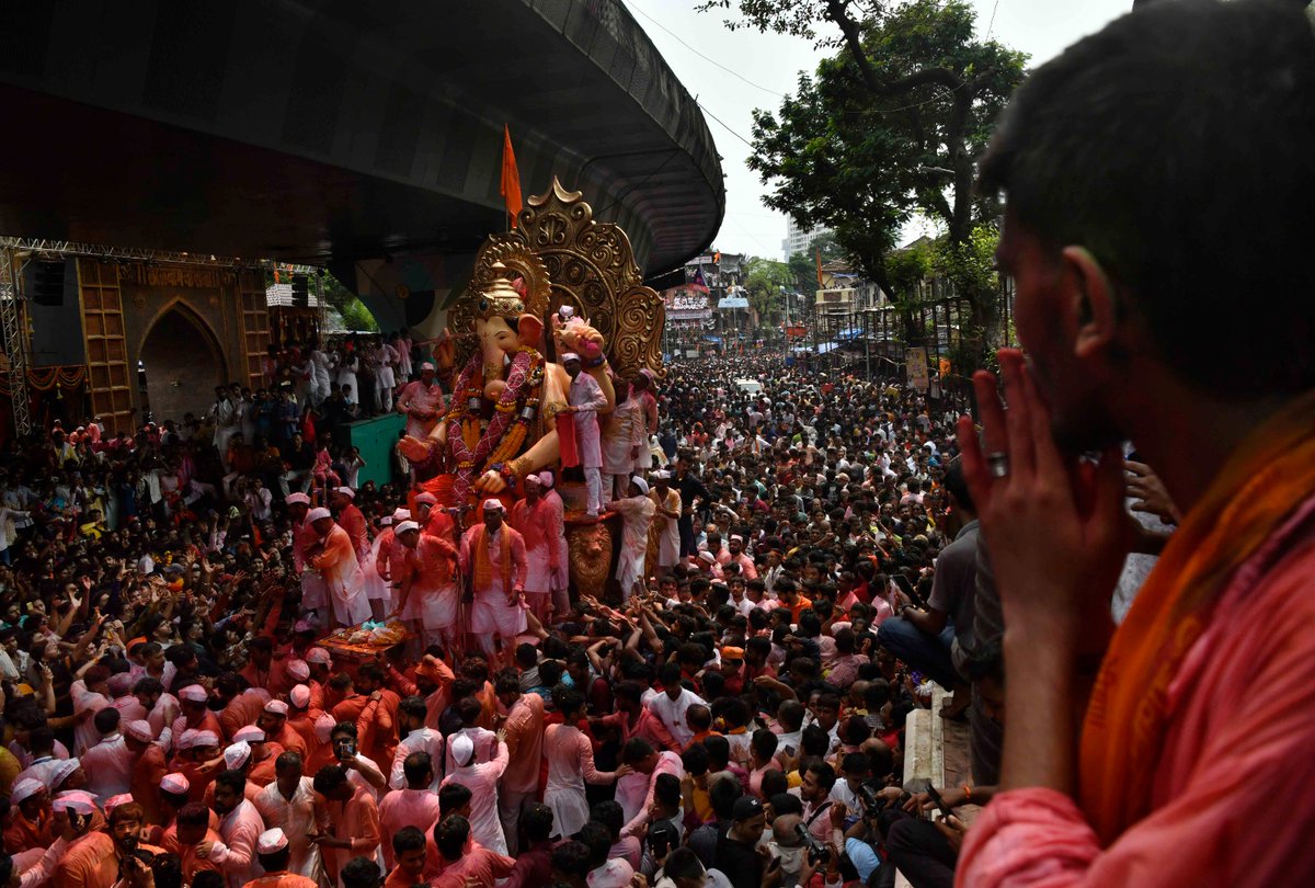 #GaneshVisarjan #GanpatiVisarjan 

Thousands of devotees bid farewell to Lord Ganesha at Girgaon Chowpatty in Mumbai after the conclusion of 10 days of festivities. #GaneshChaturthi celebrates the birth of Lord Ganesha. It is one of the most popular Hindu festivals. 

Photos by