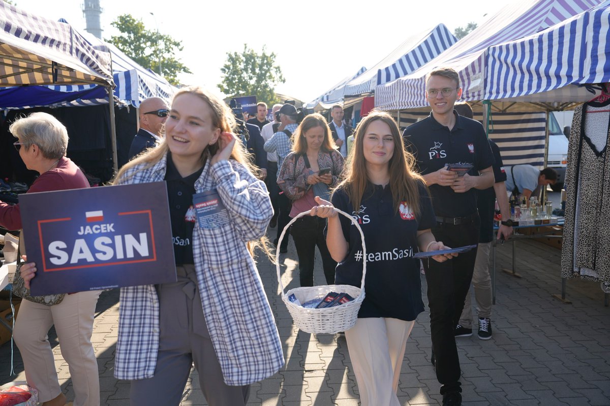 Stasiak_BA's tweet photo. Za nami pierwszy przystanek na trasie #PiSbus z udziałem lidera naszej listy @SasinJacek! Dziś spotkamy się z Wami w wielu punktach na mapie woj. podlaskiego. Do zobaczenia! #TeamSasin https://t.co/QzcDrEyM1I