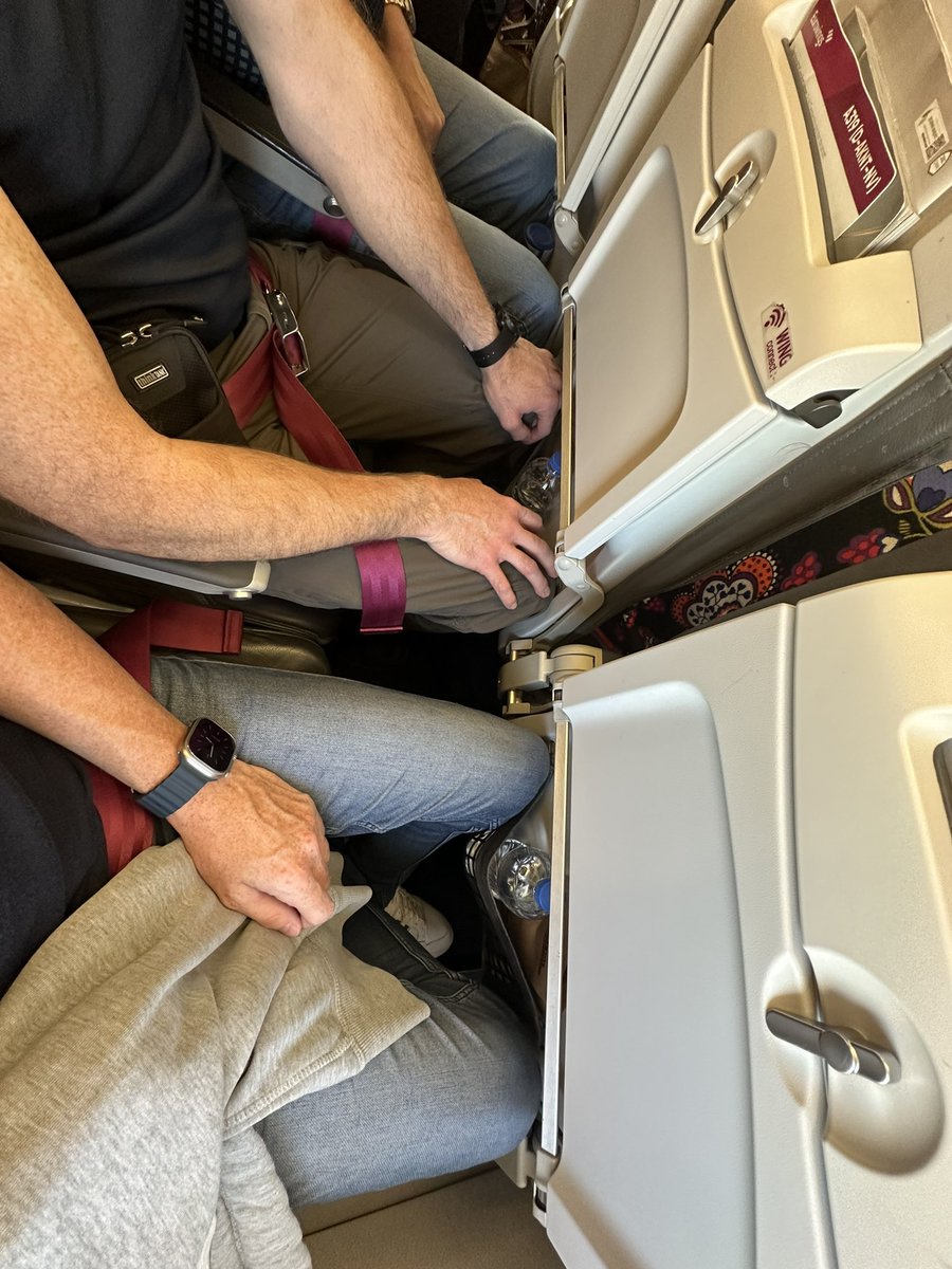 GordianFritz's tweet photo. Sorry @eurowings aber das geht so nicht. Man sitzt mehr gequetscht als in einem Viehtransport und die #stewardess sagt: „Machen sie es sich bequem“. Der reine Hohn. #eurowings #flyingispain #erfolgsmaximierung #kundensindnichtswert #beinfreiheit https://t.co/caD7j6O3HI
