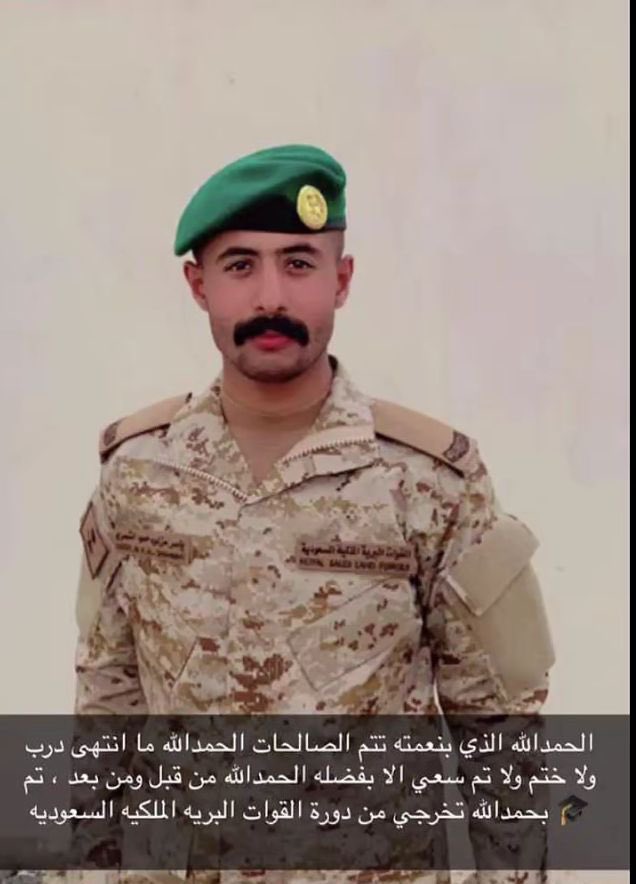 aleuid_1's tweet photo. 🌹
نبارك لـلأخ/
: ياسر بن مزلوه الهربيد 
بمناسبة تخرجه من دورة الفرد الاساسي من.
(القوات البرية الملكية السعودية)  ، كما نهنئ والدية واخوانة ،
ونتمنى له التعيين الموفق 
ونسأل الله له التوفيق والسداد
 في خدمة دينه ووطنة🌷 https://t.co/KWRYhosZEx