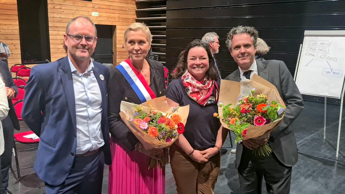 B2E Bretagne Éco-Environnement (@ecoent_bzh) on Twitter photo Hier soir, échange de B2E avec le ministre <a href="/ChristopheBechu/">Christophe Béchu</a> et la député @AnneLeHenanff.
Le Président <a href="/hervedenis3/">Herve DENIS</a> a pu souligner l'avancée des entreprises du réseau en matière de transition.
B2E est fier d'être le pôle de la TEE en Bretagne et d'œuvrer concrètement. Hier soir, échange de B2E avec le ministre <a href="/ChristopheBechu/">Christophe Béchu</a> et la député @AnneLeHenanff.
Le Président <a href="/hervedenis3/">Herve DENIS</a> a pu souligner l'avancée des entreprises du réseau en matière de transition.
B2E est fier d'être le pôle de la TEE en Bretagne et d'œuvrer concrètement.