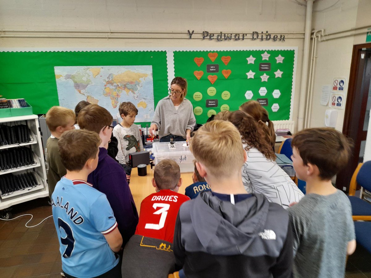 MenterMon's tweet photo. Aeth Hannah o dîm @morlaisenergy i sôn am ein cynllun ynni môr yn @YsgBorth. Mae ymgysylltu gyda plant a phobl ifanc yn flaenoriaeth, a sicrhau fod y gymuned leol yn medru dysgu a perchnogi'r cynllun. #YnniLlanw #YnysYnni #MwyNaMWs https://t.co/Hr9JavHmt4