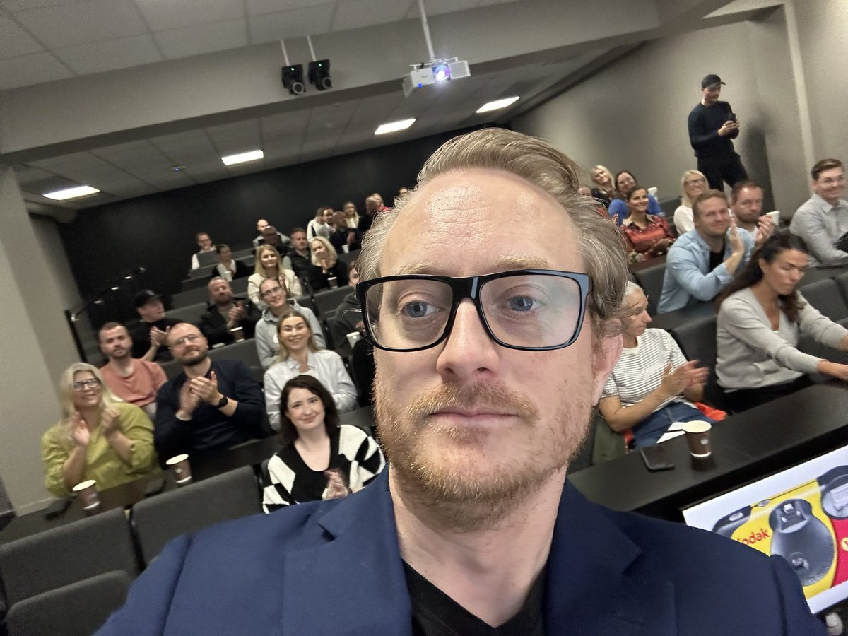 mortengoodwin's tweet photo. Foredrag onsdag og torsdag, GeoForum om kunstig intelligens og kart, for Statens Vegvesen (med tommel) om kunstig intelligens og forvaltning, for markedsførere og den nye æraen kunstig intelligens skaper, og for havforskerne i Salt. https://t.co/qb9Ywwl7zi