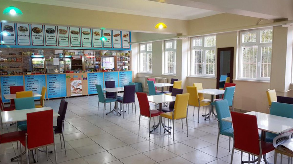 MektepliGazete's tweet image. Pahalı olduğu gerekçesiyle eleştirilen okul kantinleri için denetlenme kararı yine çıkmadı. #okul #öğrenci #kantin #beslenme
mektepligazete.com/haber/detay/pa…