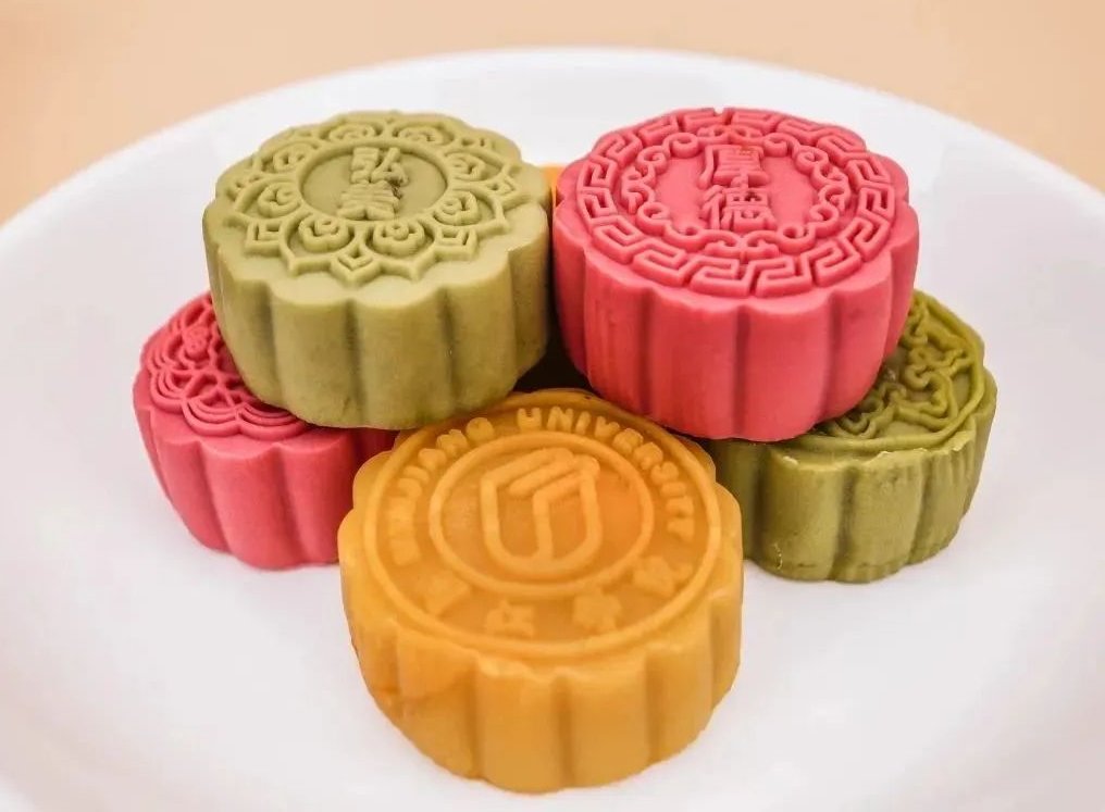HolaFujian's tweet image. On the occasion of the Mid Autumn Festival, various #universities in Fujian, which loves to compete and win, have introduced a wide variety of unique #mooncakes!  Let these delightful treats and rich cultural heritage accompany college #students in celebrating an unforgettable