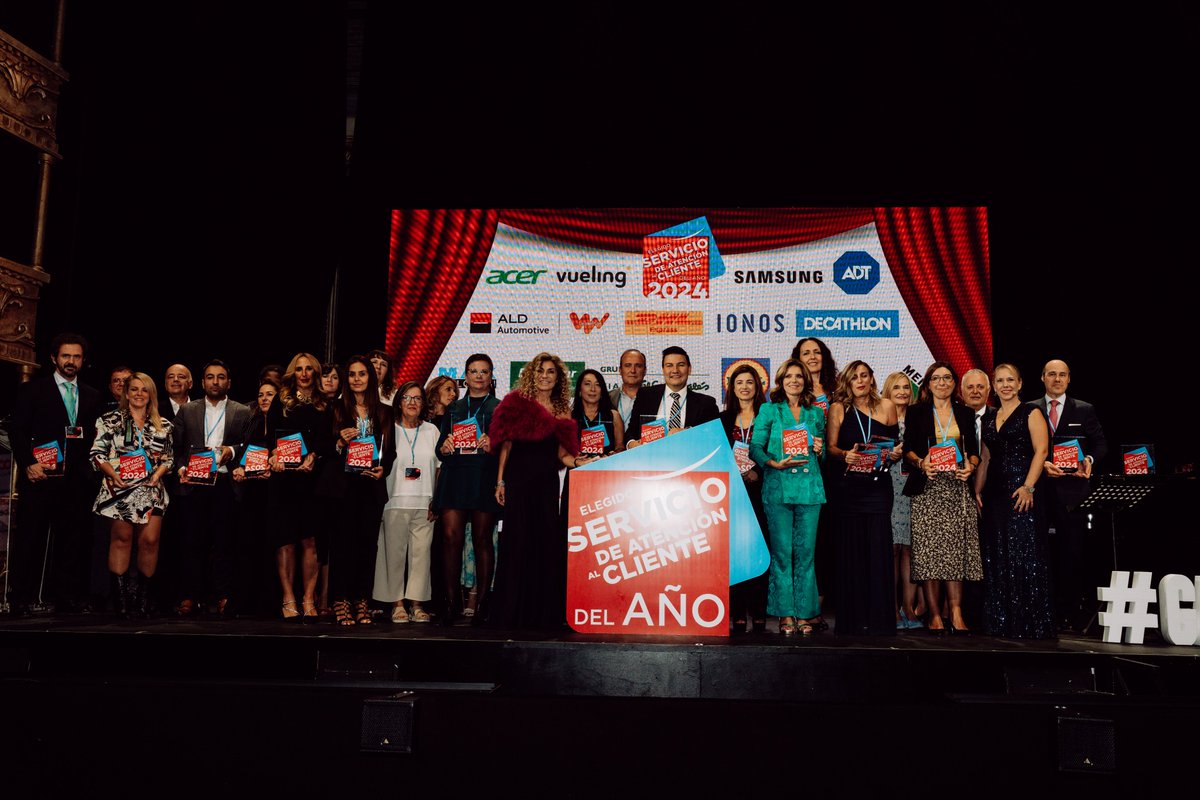 Enhorabuena a todos los protagonistas de esta noche! Los Líderes en Servicio han sido galardonados por su calidad en atención al cliente.

¡Gracias por elegir el camino del éxito! Sin duda, Ser Un Líder en Servicio es Ser Protagonista del Éxito.