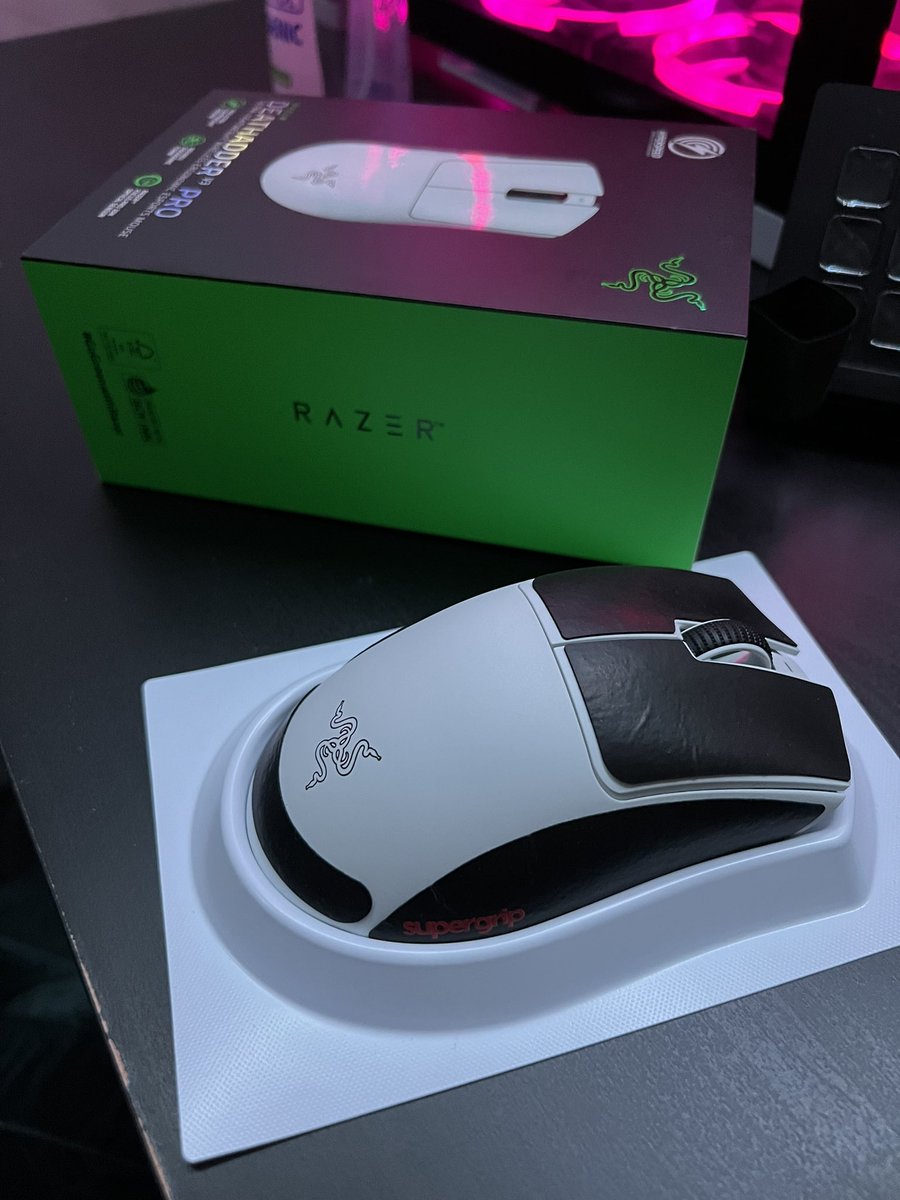 Unloading another mouse 🫣

Razer DeathAdder v3 pro
Complete everything with pulsar super grips

Dm if interested! 🫡