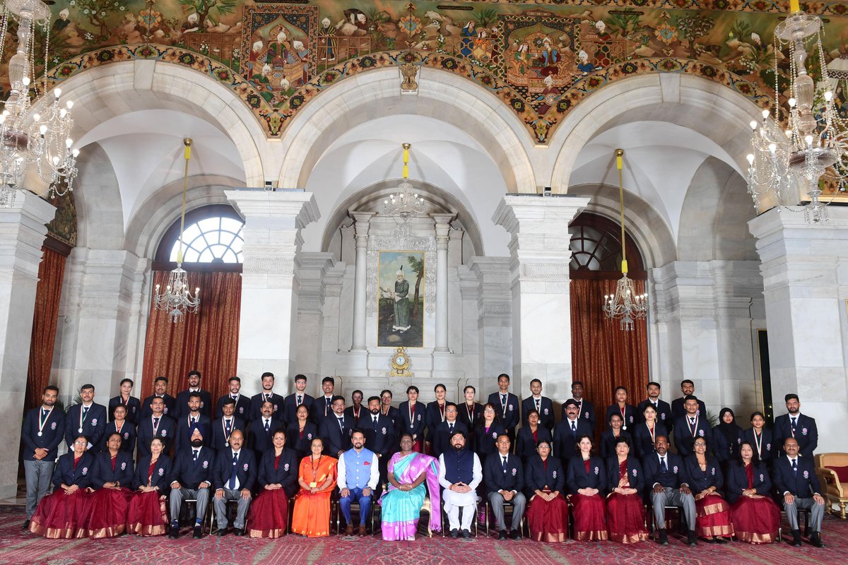 rashtrapatibhvn's tweet photo. President Droupadi Murmu presented the National Service Scheme (NSS) Awards for 2021-22 to University, NSS Units and NSS Volunteers at Rashtrapati Bhavan https://t.co/K9oebdyAAj
