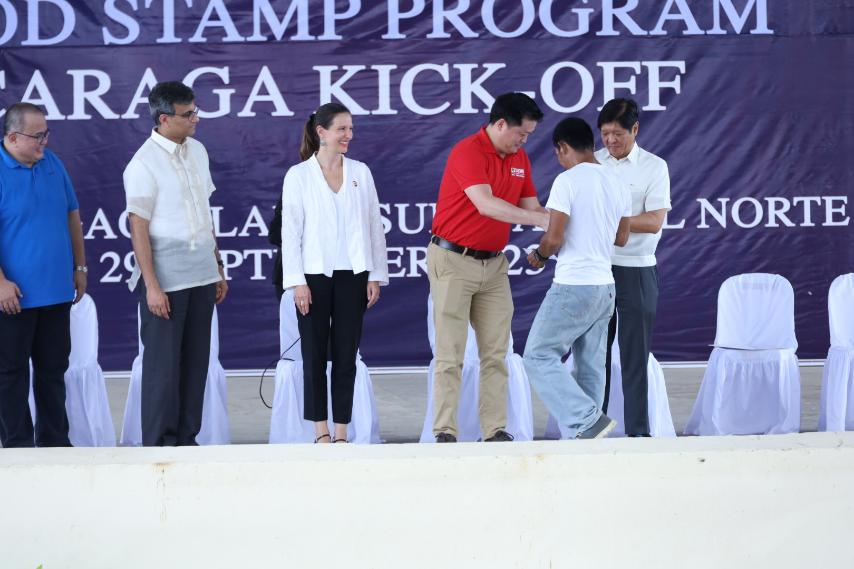 rex_gatchalian's tweet image. Mindanao kick-off for the Philippine Food Stamps Program. 

Siargao!