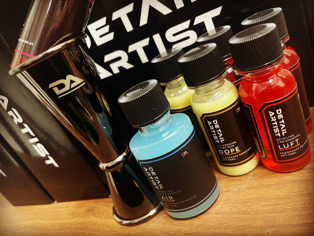 DA_chemical's tweet photo. DETAILARTISTから10月発売のクイックディテーラーAIRを『300名様』に先行プレゼント🎉🎉

🔥応募は今日から3日間🔥
RTでAIR mini＆オリジナルステッカーが当たります🎁🎁

✨仕上げに最適なドライ型QD✨
・酸性QDの洗浄力とドライング補助機能
・帯電防止剤配合で防汚性UP
・下地を邪魔せず弱った撥水を補助します
・期間耐久約2週間
・全パーツ使用OK&施工性良好
・トロピカルの香り

今回はDA初のQDです🎉
実店舗で重宝するドライ型QDを作りました❣️

スリック性や艶感、高撥水のQDがお好きな方は次回のウェット型QDをお試し下さい😆

応募方法:このアカウントをフォロー&RT
〆切10/1 当選10/2

p.s.
写真は可愛いminiボトルたち😍
前回、サンプルにもスプレー付けて欲しいとご要望いただいたので、今回のAIR miniにはスプレーが付きます✨
ご指摘助かりますぅ☺️

TADDY

#DETAILARTIST