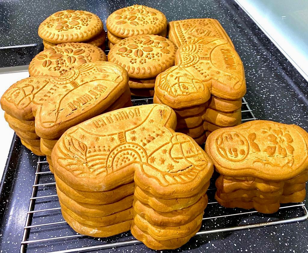 RusEmbSG's tweet photo. September 29, so-called Moon Festival celebration takes place in East and Southeast Asia. One of its tradition is to eat mooncakes. In Russian language, we call such cake “lunnii pryanik”. #Pryanik or gingerbread rightfully plays significant role in traditional #Russian cuisine. https://t.co/jpZvknZWaL