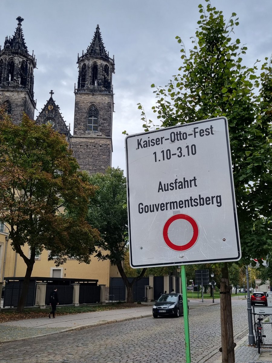 Liebe <a href="/Ottostadt/">Ottostadt Magdeburg</a>, da habt ihr wohl ein älteres Schild genutzt. #nachhaltig
Doch das #kaiserottofest findet heuer vom 29.9  bis 1.10. statt. Also von heute bis Sonntag.
Vermutlich soll die angezeigte Straßensperrung auch in dieser Zeit gelten?!
<a href="/volksstimme_md/">volksstimme.md</a>
