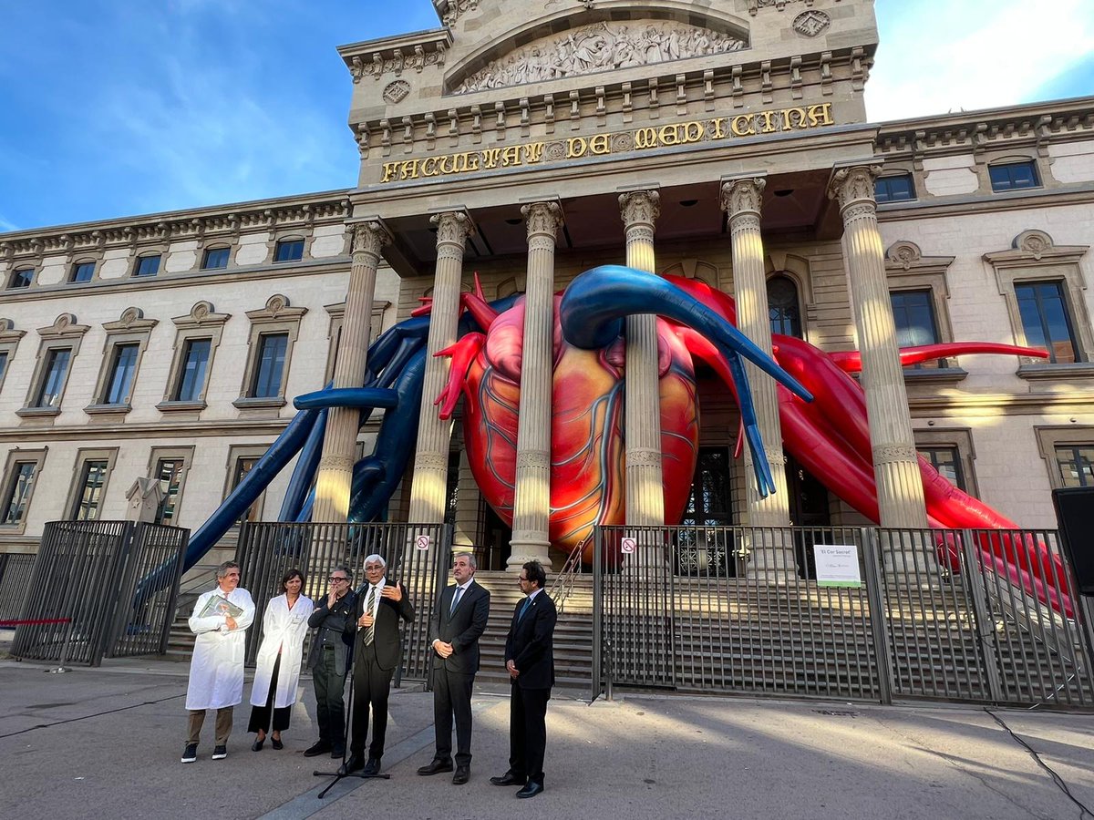 salutcat's tweet photo. 🔵 El conseller @manelbalcells va inaugurar ahir 'El Cor Secret', de Jaume Plensa, a la porta de la Facultat de Medicina de la @UniBarcelona.

L'obra, de 13 metres i 150 kg, vol conscienciar sobre les malalties cardiovasculars i es podrà veure fins al 2 d’octubre. https://t.co/KZzRdbsruJ