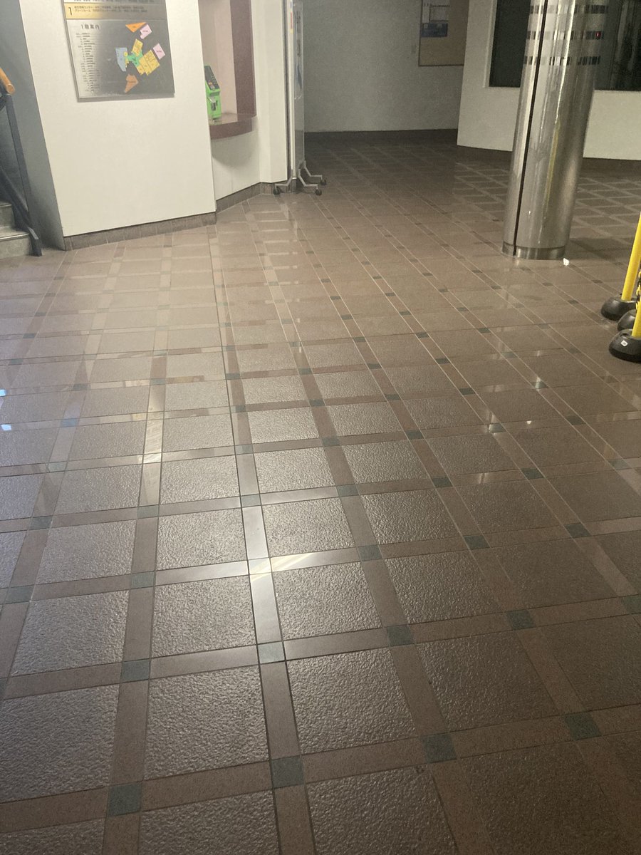 hashi__math's tweet image. 学校の一階の地面 #MathInReality