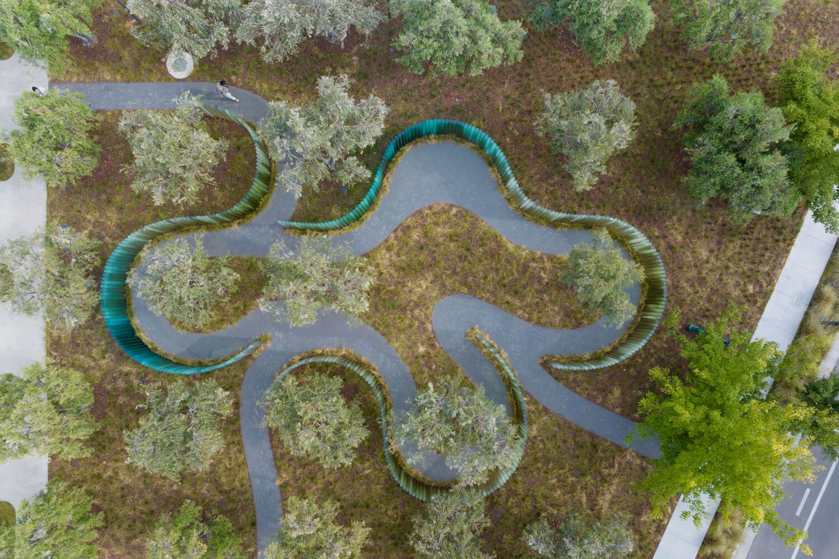 ArchDaily's tweet photo. The Mirage #Installation features over four hundred glass columns intertwined among the olive trees. The pillars, made of pure molten #glass, are crafted with sand collected from deserts worldwide. https://t.co/chHiaQ8L2b https://t.co/jIPME0FvBo