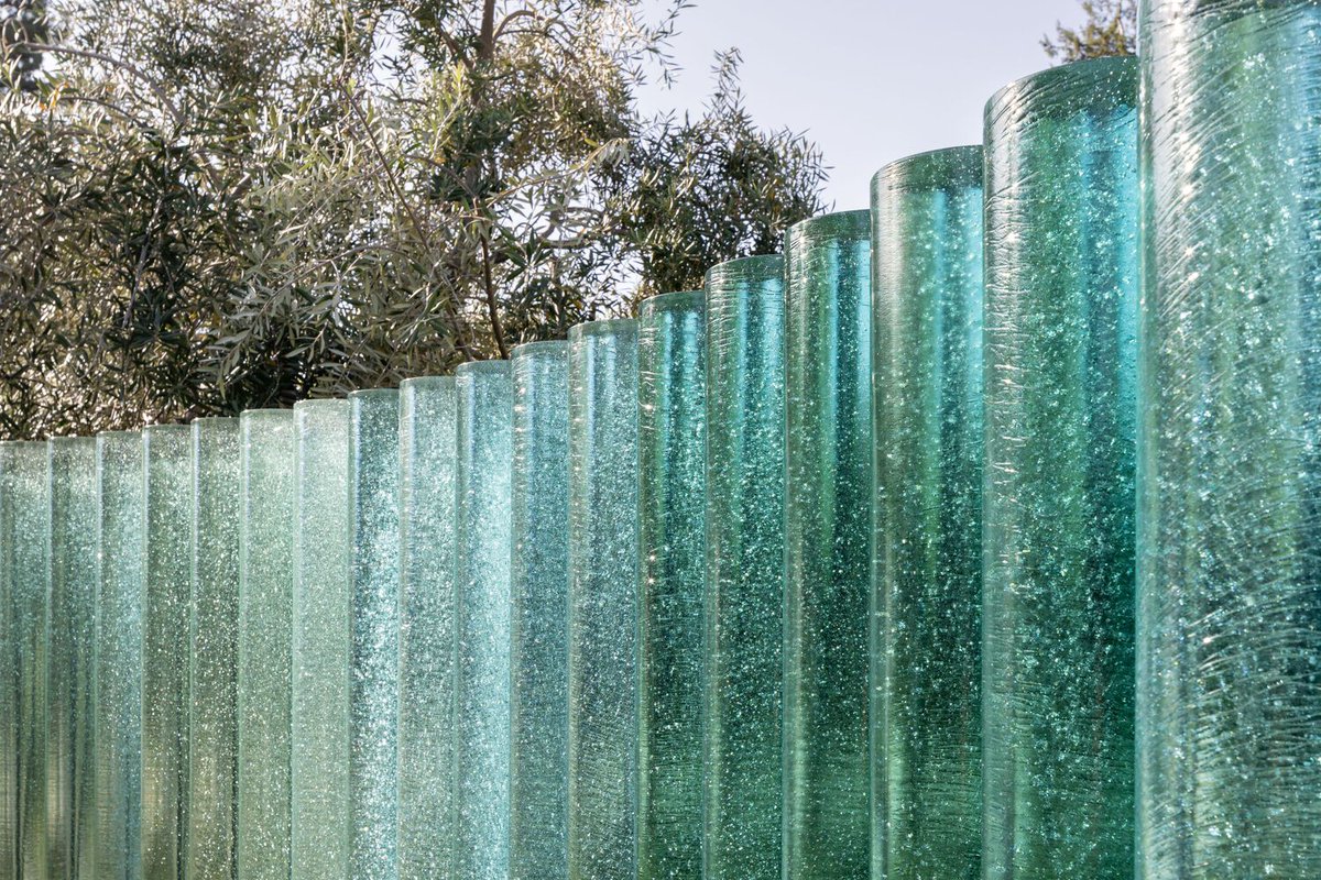 ArchDaily's tweet photo. The Mirage #Installation features over four hundred glass columns intertwined among the olive trees. The pillars, made of pure molten #glass, are crafted with sand collected from deserts worldwide. https://t.co/chHiaQ8L2b https://t.co/jIPME0FvBo