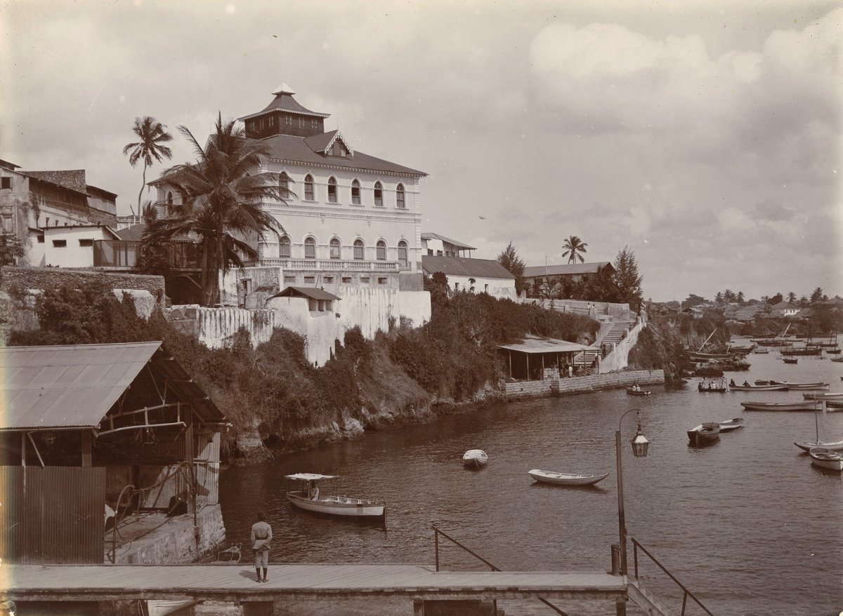HistoryKE's tweet photo. Mombasa in the early 1900s. First pic was taken along the town's Ndia Kuu Road. The second is that of the old harbour.

#VintageMombasa https://t.co/lEORd7c6jb