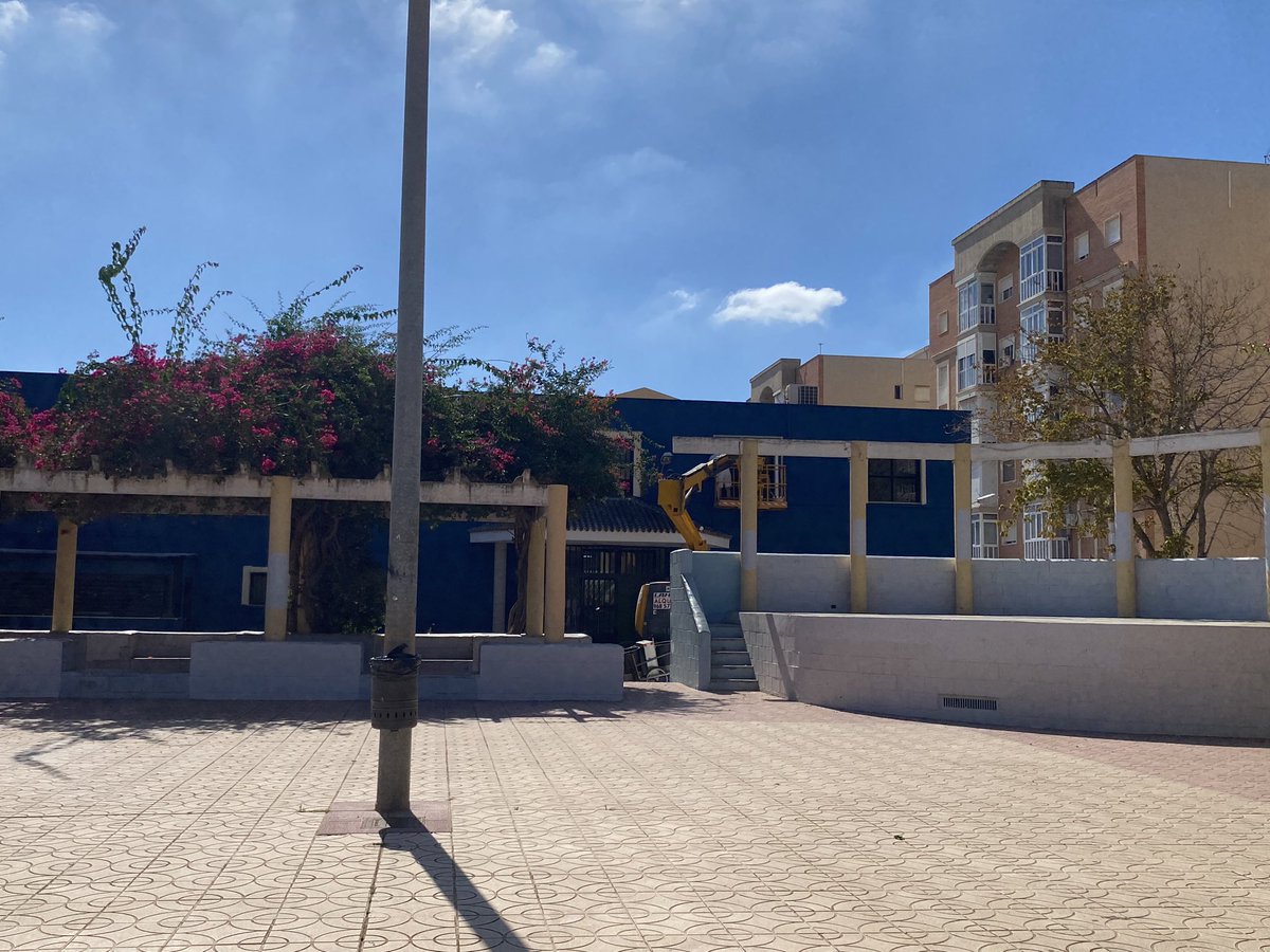 olgaisapenguinn's tweet photo. Esta semana pintando la asociación, limpiando y dejando la replaceta bonica, que hoy viene la alcaldesa; pero el resto de días esto es lo que pasa en la replaceta de la Asociación de Vecinos de la Urbanización Mediterráneo #Cartagena @AytoCartagenaES https://t.co/RZxHSq2utj