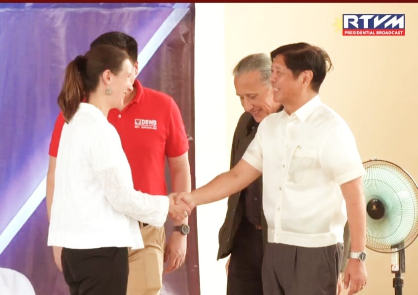 MarieFontanelPH's tweet image. 1st visit outside Manila ! I was in Siargao for the launching by @bongbongmarcosbof of a food stamps programme / walang gutom that @AFD_France is co-financing. Food security is one of the priorities of 🇨🇵 🇵🇭  cooperation. #MarieInManila becomes #MarieInSiargao today !