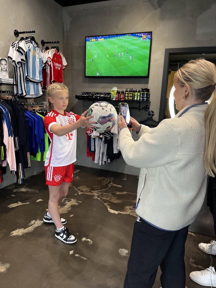 Áritaðir skór frá Glódísi Perlu og bakvið tjöldin ⭐️⭐️⭐️⭐️⭐️ Þessi magnaða 10 ára fótboltastelpa er að halda sitt fyrsta fôboltamót um helgina og tekur líka þátt í því ⭐️⭐️⭐️⭐️⭐️ Gleðistjörnumôt Fylkis. ⁦<a href="/glodisperla/">Glódís Perla Viggósdóttir</a>⁩