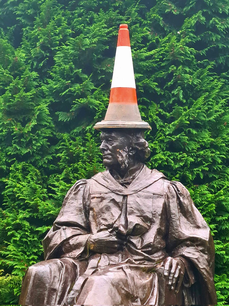 This might prove rather controversial, but I think Joseph Lister carries off a road cone better than the Duke of Wellington.

Cont./

#glasgow #roadcone #kelvingrovepark #josephlister
#dukeofwellington
#visitglasgow #statue #glasgowstatues #glasgowhumour