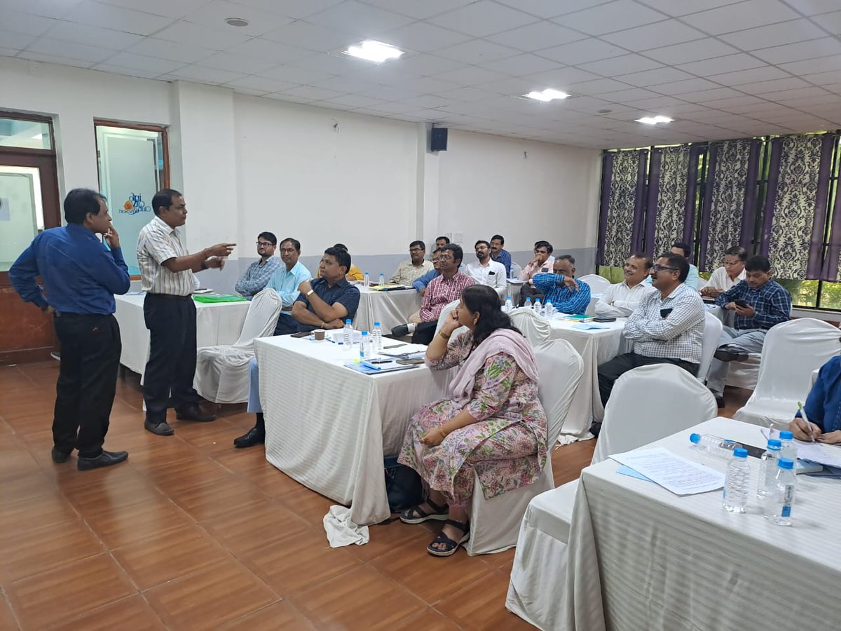 ShsrcGujarat's tweet photo. SHSRC - GUJARAT દ્વારા એસપીરેશનલ બ્લોક પ્રોગ્રામ માટે કન્સલ્ટેશન મીટીંગનું આયોજન કરવામાં આવેલ જેમાં @amimkadri,એક્સિક્યુટિવ ડાયરેક્ટરએ  મીટીંગ ની માહિતી આપેલ તેમજ અધિક નિયામક, જાહેર આરોગ્ય અને પરિવાર કલ્યાણએ હાજરી આપેલ અને જીલ્લા માંથી અધિકારીઓ એ ભાગ લઈ પ્રોગ્રામ માટે ચર્ચા કરેલ. https://t.co/YtJuSwSewy