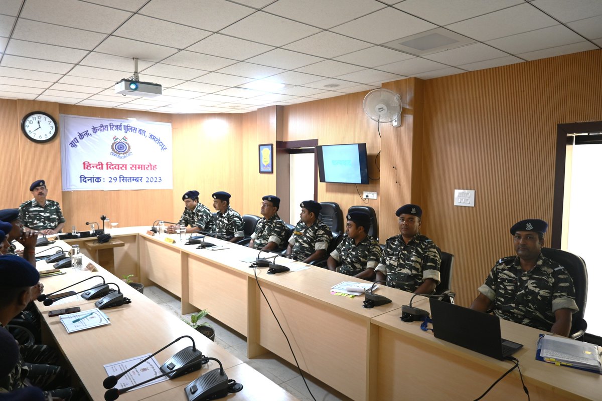 JsrGc's tweet photo. ग्रुप केंद्र केंद्रीय रिजर्व पुलिस बल जमशेदपुर में दिनांक 29-9-23 को हिंदी दिवस समारोह का आयोजन किया गया | जिसमे मुख्य अतिथि श्री विनय कुमार सिंह (द्वितीय कमान अधिकारी) रेंज जमशेदपुर तथा श्री विक्की कुमार पांडेय(DC) और अन्य अधिकारी एवं कर्मचारी मौजुद थे
@JharkhandCrpf @crpfindia https://t.co/rj5hXUu6up