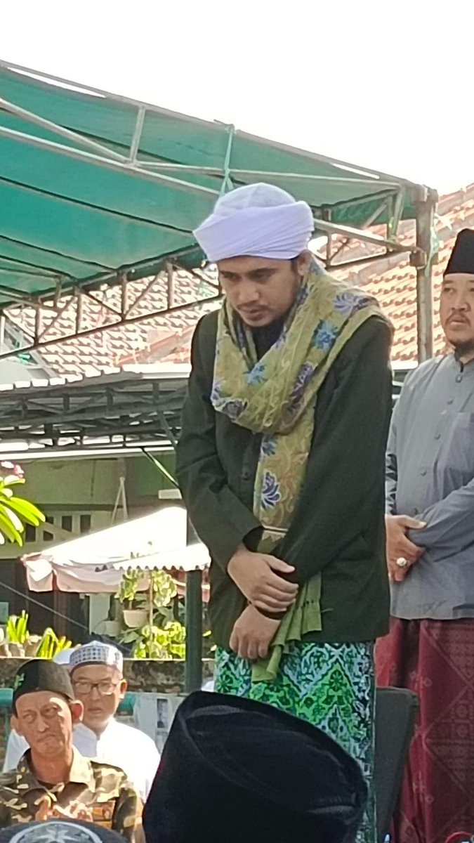 ElhamMoch's tweet photo. Ijazah dari syaichona Kholil, yang disambung cicitnya Lora Ismail (gak berani tag beliau Wedi kualat dan gak sopan)

Kalau ingin rejekinya lancar dan meluber sampai ke tetangga kanan kirinya amalkan 2 bacaan ini sebelum masuk rumah.

1. السلام علينا و على عباد الله الصالحين https://t.co/KJQNf84KQR