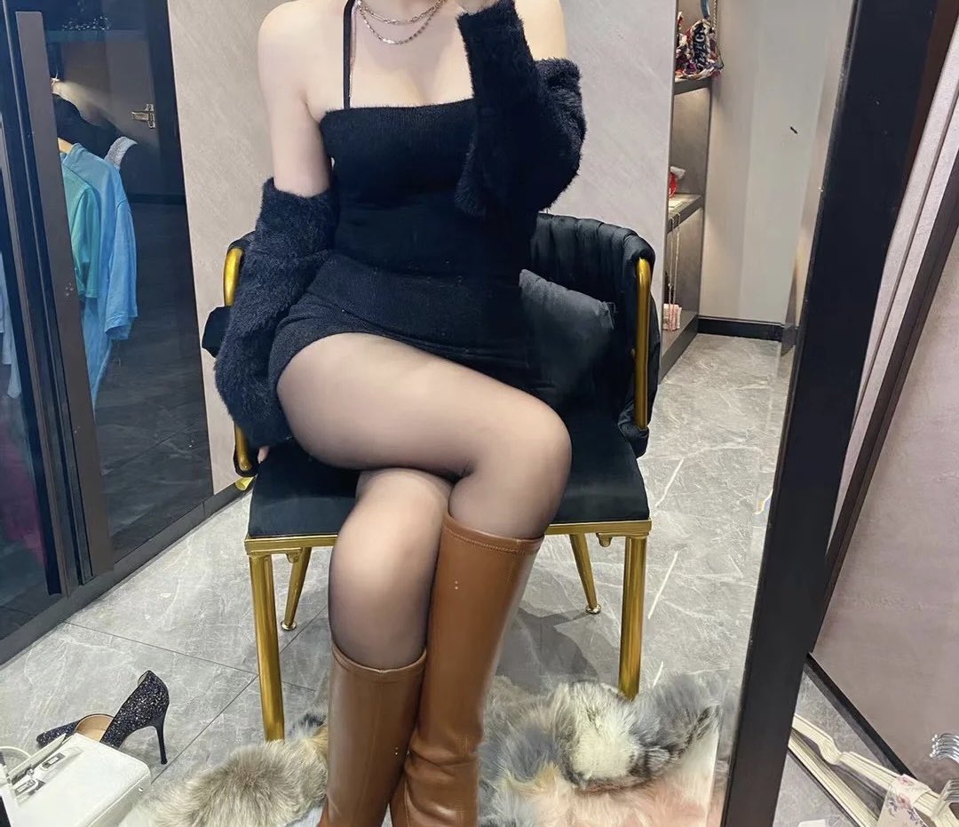 回北京了，今晚就住姐姐姐夫的大house，顺带看看我姐衣柜有没有适合我的衣服，到时打包回上海😌😌😌 https://t.co/PGMOJva89t