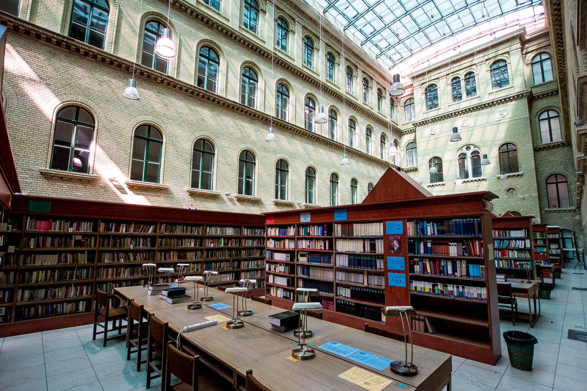 corvinlib's tweet photo. Budapest legszebb könyvtárai #budapestlegszebb ELTE könyvtára #corvinlib #library https://t.co/E65YBtQAKY