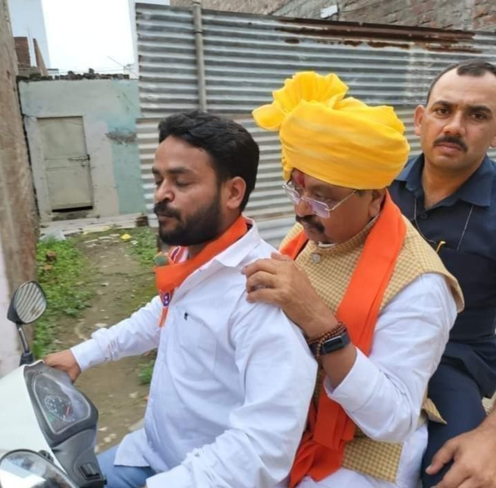 <a href="/BJP4MP/">BJP Madhya Pradesh</a> आम आदमी भी हवाई जहाज में गुमेगा का सपना दिखाकर <a href="/narendramodi/">Narendra Modi</a> ने उनकी पार्टी के बड़े नेताओं को भी रोड पर गुमा दिया

गौर से देखिए 5 हेलीकॉप्टर से और 03 कार से रोज 08 सभा करूंगा....बोलने वाले <a href="/KailashOnline/">Kailash Vijayvargiya</a>  भी स्कूटर पर घूम रहे है, वो भी ट्रिपल 😂😂

क्यों कि बीजेपी जा रही है