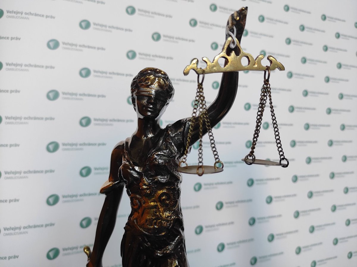 Ombudsman u Ústavního soudu podpořil návrh na zrušení části občanského zákoníku, která umožňuje odškodňování nemajetkové újmy na zdraví pouze podle „zásad slušnosti“. Je podle něj v rozporu s principem právní jistoty a předvídatelnosti práva. 
Více na bit.ly/3RF1gtL