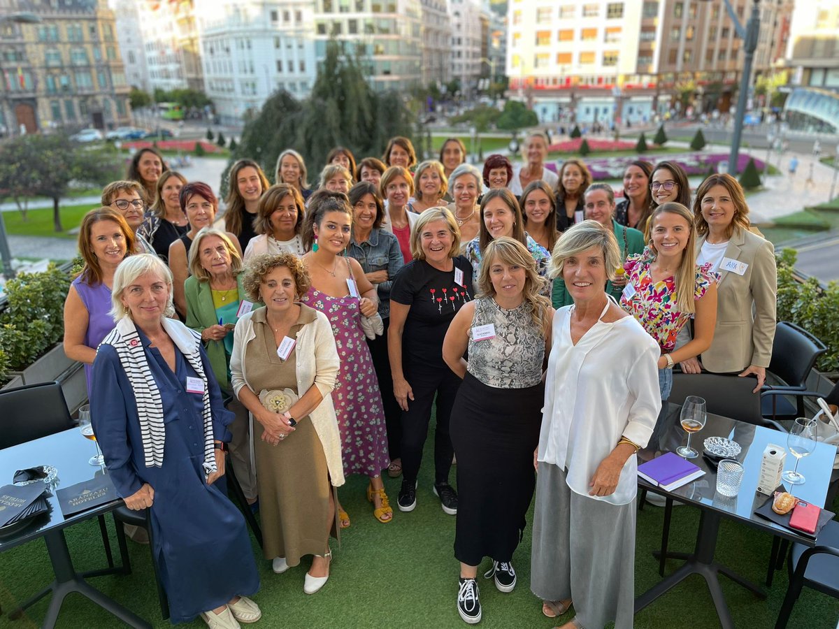 ✨Ayer vivimos momentos mágicos en el Afterwork de AED .

Gracias a todas las mujeres increíbles que se unieron a esta velada llena de inspiración y sororidad. 💜 

Sigamos creciendo juntas en @AEDBizkaia. 
.
.
.
#MujeresEmpoderadas #afterwork #mujeresempresarias 🌟