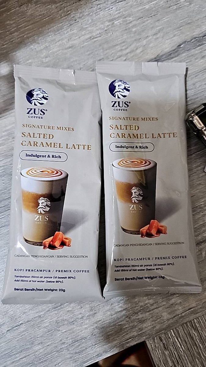 SantaiSini's tweet image. Senanglah Zus Coffee dah ada instant coffee. Pasni craving je boleh gi dapur bancuh sendiri 😍

kredit x Kashonmy  

#santaisini #coffeeinstant #zuscoffee #sedap #nyams #finally #kopisegera