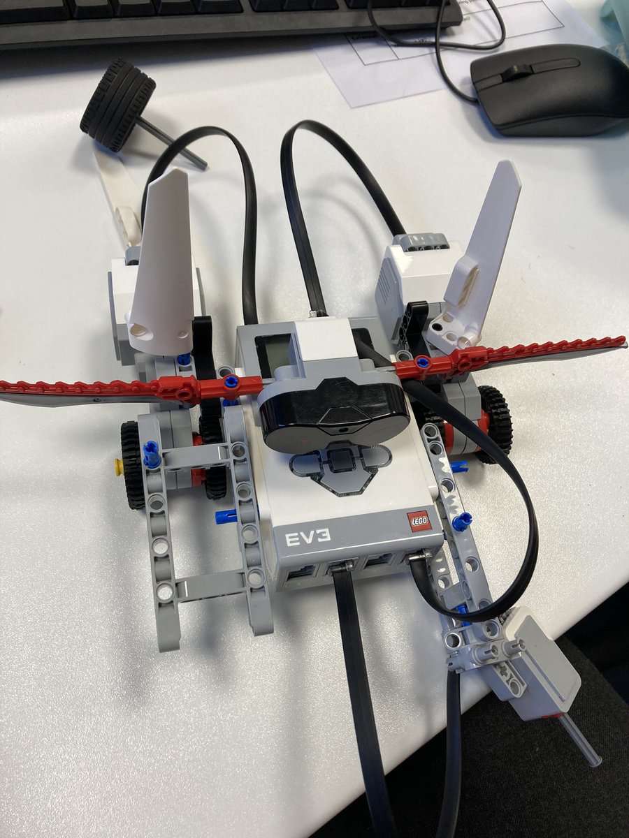 STP8_13Computes's tweet photo. I love setting challenges without instructions then seeing the results pupils come up with, just look at these @LEGO_Group robots my Year 8s have created from the same brief #robotics #createnotconsume https://t.co/wRjCcU6Ufg