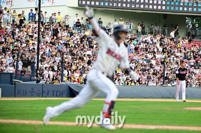 bears_maneul's tweet photo. [MD포토] 두산 조수행 끝내기 안타에 얼음이 된 LG 팬들 (출처 : 마이데일리 | 네이버 스포츠) https://t.co/PBSeLgbAmX

어떻게 이런 기사가 https://t.co/qMJQI84CXN