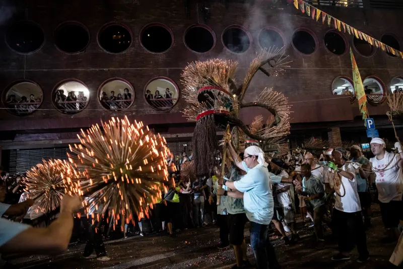tomgrundy's tweet photo. Return of the dragon: https://t.co/out2K0XE2w 🐲🔥Thousands of excited spectators packed the grid-like streets of a usually quiet Hong Kong neighbourhood Thursday night, eager for the resurrection of the city’s fire dragon dance after a three-year pandemic-spurred dormancy... https://t.co/PDAnnXeyZc