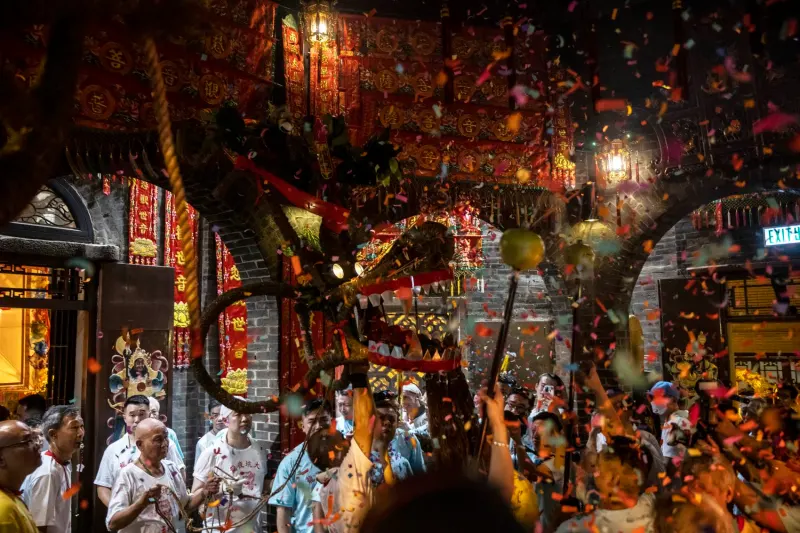 tomgrundy's tweet photo. Return of the dragon: https://t.co/out2K0XE2w 🐲🔥Thousands of excited spectators packed the grid-like streets of a usually quiet Hong Kong neighbourhood Thursday night, eager for the resurrection of the city’s fire dragon dance after a three-year pandemic-spurred dormancy... https://t.co/PDAnnXeyZc
