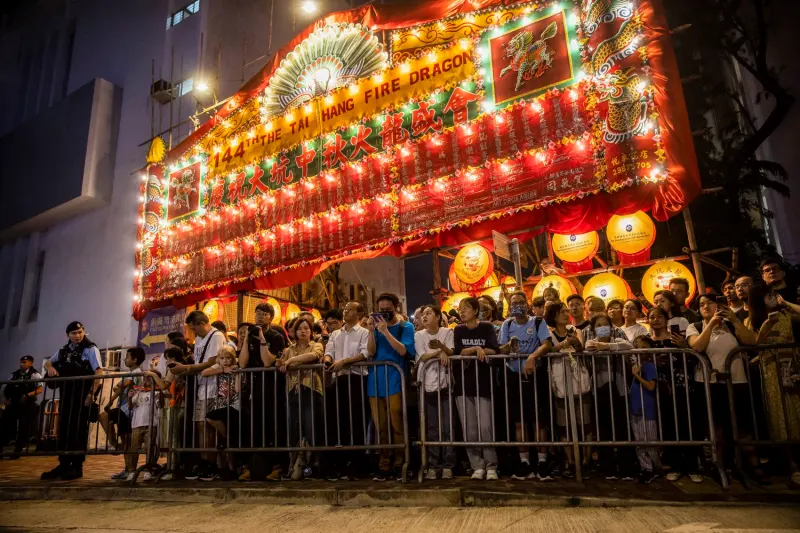 tomgrundy's tweet photo. Return of the dragon: https://t.co/out2K0XE2w 🐲🔥Thousands of excited spectators packed the grid-like streets of a usually quiet Hong Kong neighbourhood Thursday night, eager for the resurrection of the city’s fire dragon dance after a three-year pandemic-spurred dormancy... https://t.co/PDAnnXeyZc