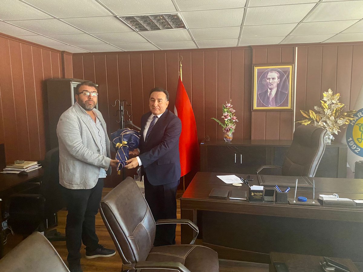 SiverekMYO's tweet photo. Siverek Meslek Yüksekokulunda Bayrak Değişimi
Harran Üniversitesi Siverek Meslek Yüksekokulu Müdürlüğü görevini altı yıldır sürdüren Öğr. Gör. Mustafa ALPSÜLÜN görevi Harran Üniversitesi Uygulamalı Bilimler Fakültesi Dekan Yardımcısı Doç. Dr. Mehmet Rağıp GÖRGÜN’e devretti.++ https://t.co/fZm6LfOjDC