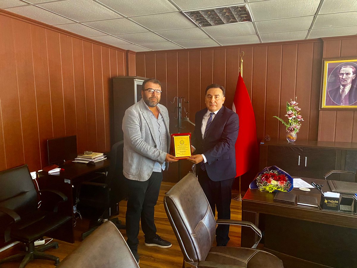 SiverekMYO's tweet photo. Siverek Meslek Yüksekokulunda Bayrak Değişimi
Harran Üniversitesi Siverek Meslek Yüksekokulu Müdürlüğü görevini altı yıldır sürdüren Öğr. Gör. Mustafa ALPSÜLÜN görevi Harran Üniversitesi Uygulamalı Bilimler Fakültesi Dekan Yardımcısı Doç. Dr. Mehmet Rağıp GÖRGÜN’e devretti.++ https://t.co/fZm6LfOjDC