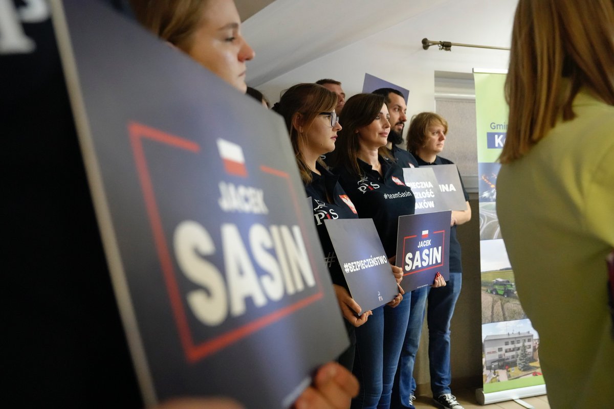 Stasiak_BA's tweet photo. Kolejny przystanek na trasie #PiSbus z udziałem @SasinJacek  to Kołaki Kościelne. Jest z nami @Mitura_M - kandydatka @FMPiS_Oficjalny. Nie zwalniamy tempa! #TeamSasin https://t.co/d1jT6276R5