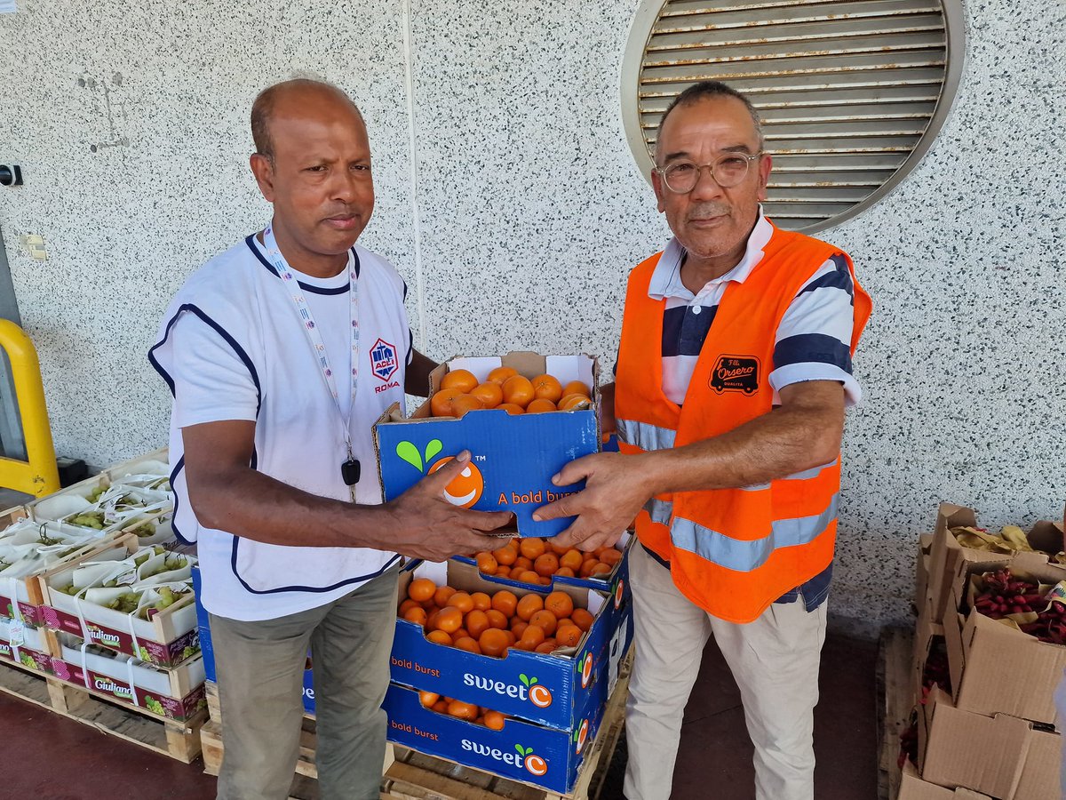 ACLI_Roma's tweet photo. #29settembre per #GiornataDellaConsapevolezzaDellePerditeEDegliSprechiAlimentari presentiamo una nuova collaborazione che porterà sani e preziosi alimenti alle tavole degli ultimi @FratelliOrsero ha aderito al nostro progetto di recupero @AChiServe con 400 kg di cibo salvato ieri https://t.co/iFNVAxY2rY