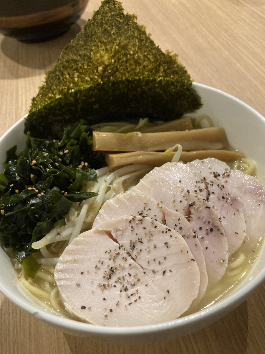 san_syo's tweet photo. 賄い
ラーメン
ほとんどチャーシュー麺…
魚の出汁と鶏ガラスープを混ぜて作ってみた
想像通り😆
#鶏福 #新宿御苑 #焼き鳥 #神泡 #プレモル #賄い #作品撮り #モデル募集 #やき龍 #新宿東 #ピーマン #MONKEYGYM https://t.co/PmDqXLYhSF