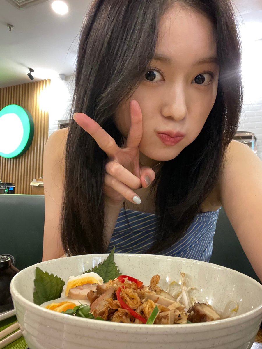 cherrybullet's tweet photo. [#메이 #MAY] 룰렛 나처럼 맛있는 거 많이 먹엉!!! 
행복한 추석 보내길 🩵

#CherryBullet #체리블렛 https://t.co/fimv9htXdd