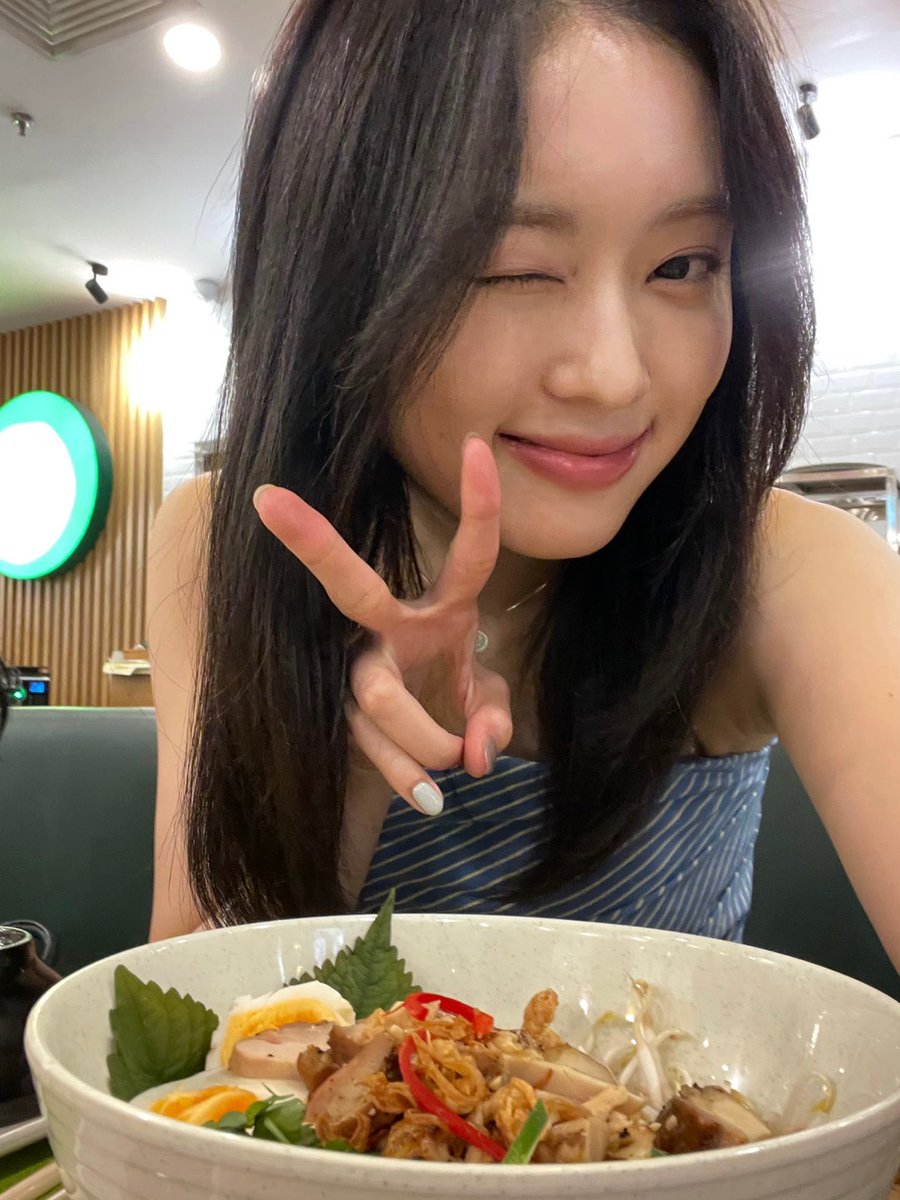 cherrybullet's tweet photo. [#메이 #MAY] 룰렛 나처럼 맛있는 거 많이 먹엉!!! 
행복한 추석 보내길 🩵

#CherryBullet #체리블렛 https://t.co/fimv9htXdd